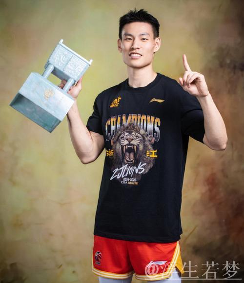 迅猛突破！@林秉圣Nelson 持球突破防线，灵活切入内线，强势造犯规完成2+1！