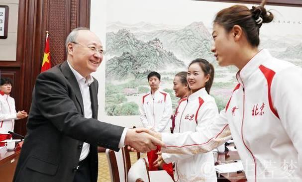 尹力与参加第十五届全运会等赛事的北京运动员教练员代表及群众体育先进代表座谈